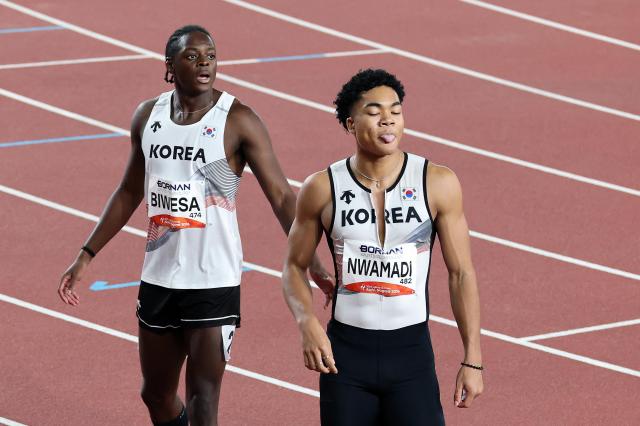 25일 일본 나고야 미즈호 공원 육상경기장에서 열린 2026 아이치·나고야 아시안게임 육상 남자 100ｍ 결승을 마친 한국 비웨사 다니엘 가사마왼쪽와 나마디 조엘진이 아쉬워하고 있다 이날 조엘진은 10초17로 4위 비웨사는 10초19를 기록하며 5위로 경기를 마쳤다 사진연합뉴스