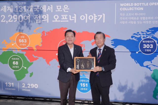 김훈동 위원장오른쪽이 이재준 시장에게 대표 오프너를 전달하고 있다