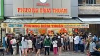Cuộc chiến bánh trung thu khuấy đảo Việt Nam: Tiệm 70 năm đông nghịt, xuất hiện dịch vụ mua hộ