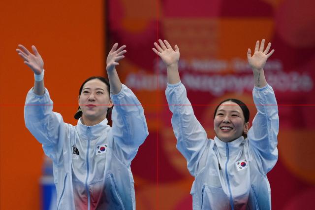 김수지와 김나현이 27일 여자 싱크로나이즈드 여자 3m 스프링보드 결선에서 인사하고 있다 사진AP·연합뉴스