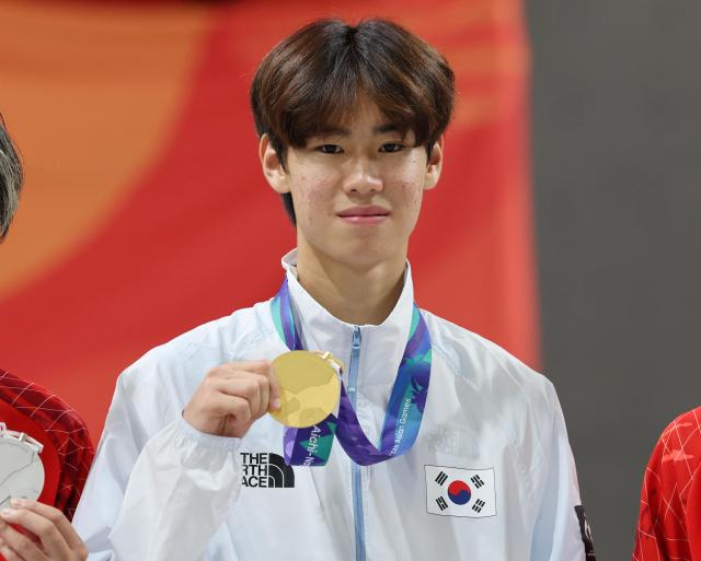 韩国选手姜俊伊夺得2026亚运会滑板男子街式金牌