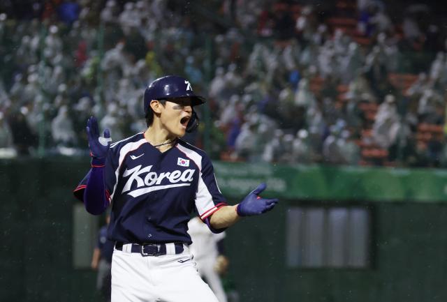 27일 일본 아이치현 도요하시 시민구장에서 열린 2026 아이치·나고야 아시안게임 결승 한국과 일본의 경기 1회초 1사 1루 상황에서 한국 김도영이 안타를 친 뒤 기뻐하고 있다 사진연합뉴스