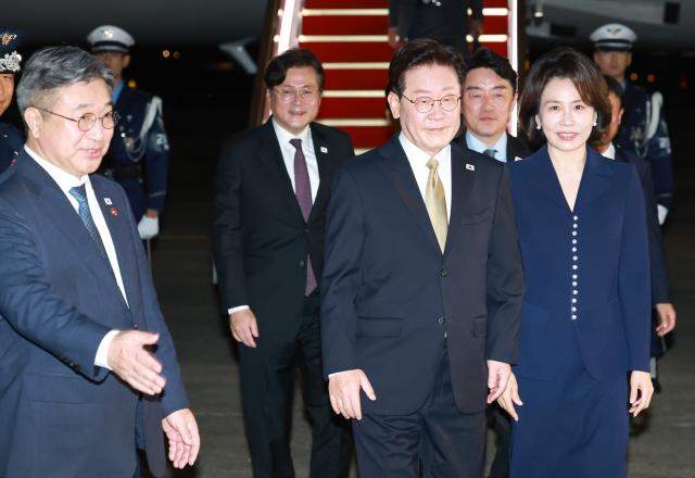 미국과 멕시코 순방을 마치고 귀국한 이재명 대통령과 김혜경 여사가 27일 성남 서울공항 공군 1호기에서 내려 차량으로 이동하고 있다 사진연합뉴스