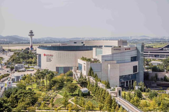 Las tres grandes tiendas departamentales inician rebajas de otoño el 1 de octubre para atraer compradores durante puentes festivos