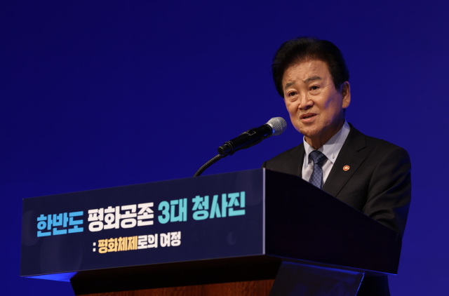 정동영 통일부 장관이 17일 웨스틴조선 서울 호텔에서 열린 한반도 평화공존 3대 청사진 평화체제로의 여정 종합학술회의에서 기조연설을 진행하고 있다 사진통일부