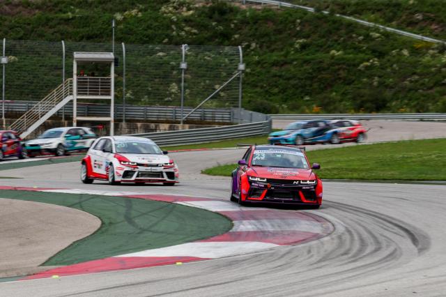 Competencia de la clase Gran Turismo eN1 durante la tercera ronda del Festival Hyundai N 2026 realizada en julio de este año. [Foto=Hyundai]