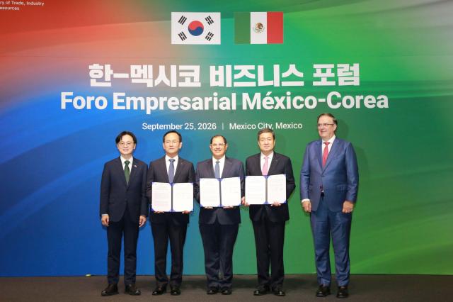 Foto conmemorativa del Foro Empresarial Corea del Sur-México. De izquierda a derecha: Kim Jung-gwan, Ministro de Industria, Comercio y Energía; Kim Jong-chul, Consejero Delegado de KAI; Luis Liscano, Director Ejecutivo de FEMIA; Lee Gae-in, Consejero Delegado de Posco International; Marcelo Ebrard, Ministro de Economía de México