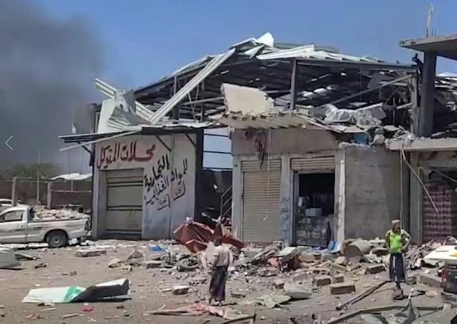 Bombardeos saudíes devastan mercado en Yemen controlado por hutíes; reportan bajas civiles masivas