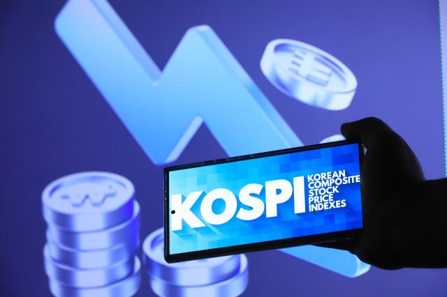 مؤشر كوسبي ينخفض إلى مستويات 7050 وسط ضغوط أسعار الفائدة الأمريكية وتراجع أسهم الرقائق الإلكترونية