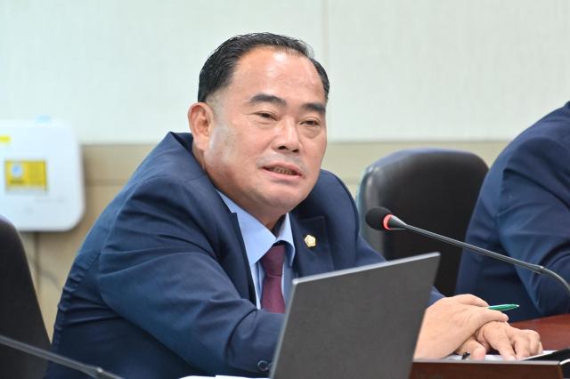 김명진 화천군의원이 화천군의회 회의에서 군정 현안을 질의하고 있다 김 의원은 인터뷰에서 “지지 여부와 관계없이 모든 주민을 위해 일하겠다”고 말했다 사진김명진 의원