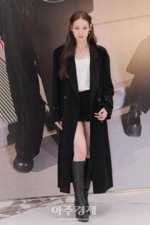 Ani, miembro de ALLDAY PROJECT, posa en el evento de inauguración de la tienda emergente con motivo del lanzamiento del segundo EP CRASH