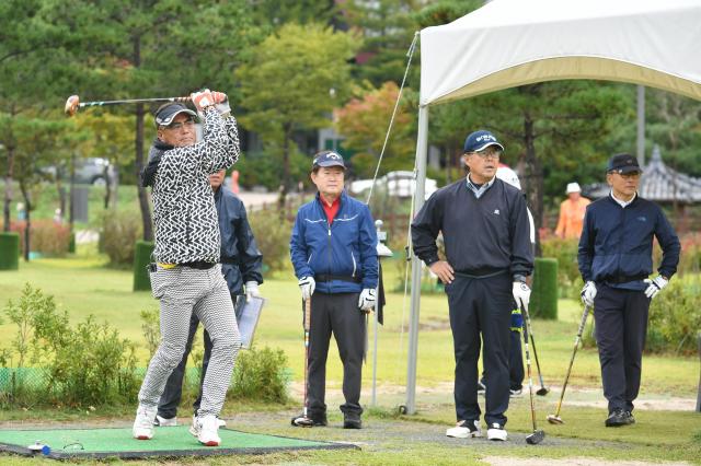 지난해 강원 화천에서 열린 전국 건강 파크골프 대회에서 참가 선수들이 경기를 펼치고 있다 올해 대회는 암 병력자와 기저질환자를 대상으로 다음 달 13일부터 열린다 사진화천군