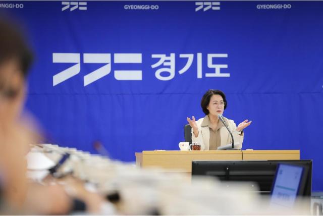 22일 오전 경기도 율곡홀에서 열린 도지사 주재 월간회의에서 추미애 경기도지사가 회의를 주재하고 있다사진경기도