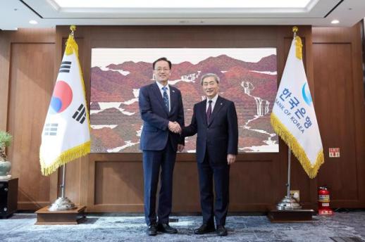 Finance minister, BOK chief pledge closer policy coordination