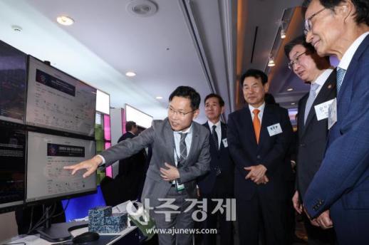 El presidente de la Comisión Financiera, Lee Eok-won, recorre los pabellones de la Semana Premium de Corea 2026
