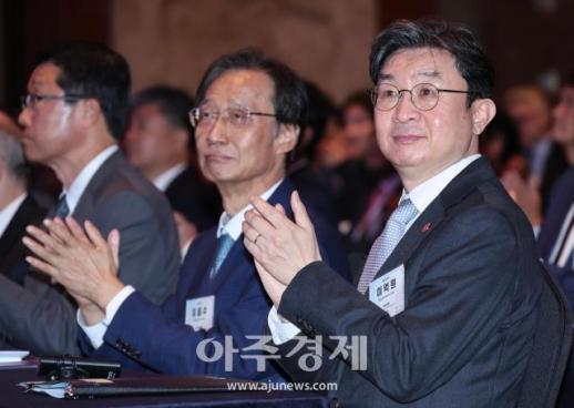 El presidente de la Comisión Financiera, Lee Eok-won, asiste a la ceremonia inaugural de la Semana Premium de Corea 2026