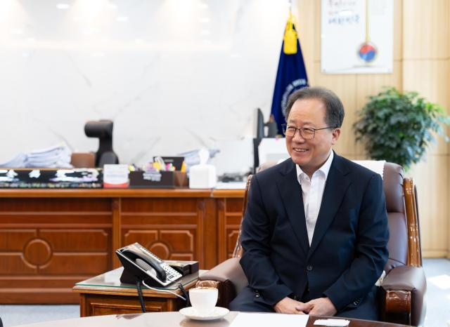 김석준 부산시교육감이 지난 23일 부산시교육청 교육감실에서 인터뷰를 하며 4선 임기 부산교육 운영 방향을 설명하고 있다사진부산시교육청
