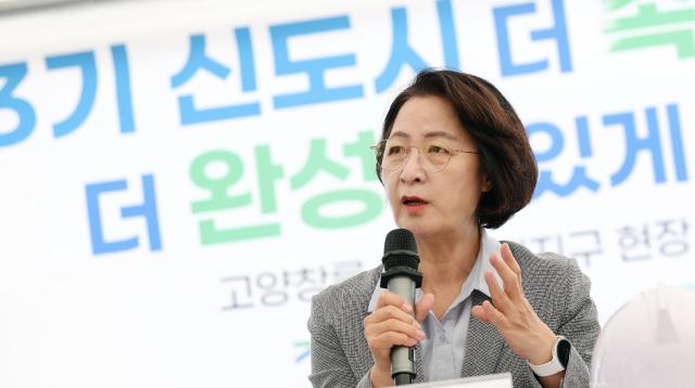 28일 오전 고양창릉 공공주택지구 현장점검 중 추미애 경기도지사가 질의를 하고 있다 사진경기도