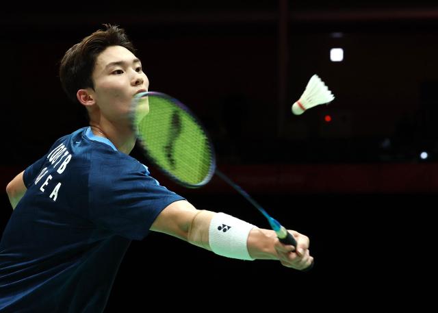 28일 일본 아이치현 이치노미야 시립체육관에서 열린 2026 아이치·나고야 아시안게임 배드민턴 남자 준결승 경기에서 한국 유태빈이 싱가포르 로킨유와 경기를 펼치고 있다 사진연합뉴스