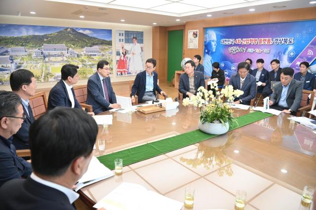 주낙영 경주시장이 28일 경북도를 방문해 이철우 도지사와 지역 핵심 현안 사업 지원을 위한 건의를 하고 있다 사진경주시