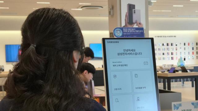 A customer waits in line at the Samsung Electronics customer service center at the Cheongdam store AJP Candice Kim