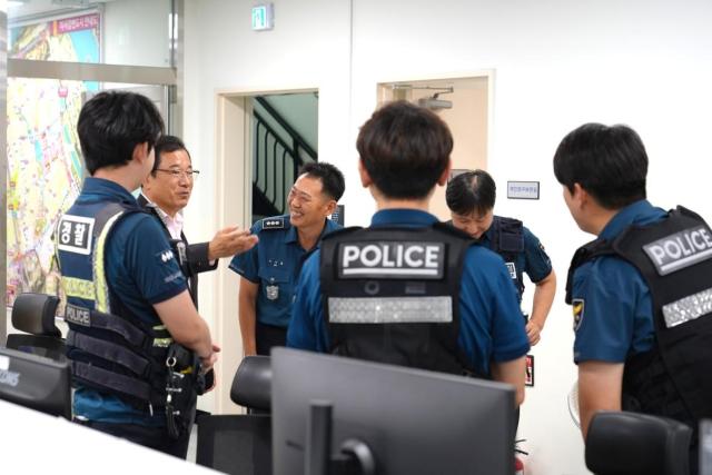 이현재 하남시장이 25일 추석 연휴 관내 미사강변지구대를 찾아 비상근무 중인 경찰관들의 노고를 격려하고 치안 유지 상황을 점검하고 있다 사진하남시