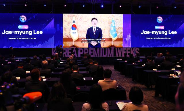 이재명 대통령이 28일 서울 중구 더그랜드롯데 서울에서 열린 코리아 프리미엄 위크 2026 개막식에서 영상으로 축사를 하고 있다 사진연합뉴스