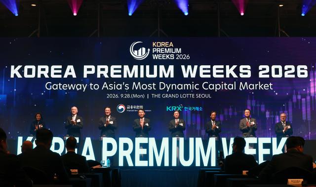 イ억원金融委員長が28日午前、ソウルのソウルグランドロッテで金融委員会と韓国取引所が今年初めて共同開催したコリアプレミアムウィーク2026の開幕式に出席した。開幕式に先立ち、ゴールドマン・サックス、ブラックロック、日本金融庁、UN PRIなどのグローバルな主要投資家・機関との交流を行い、準備されたさまざまなプロモーションブースを回り、激励した。開幕式でイ委員長は「今後、コリアプレミアムウィークを定期的に開催し、韓国資本市場が最初に思い浮かぶ、韓国を代表するグローバルIRブランドに育てていく」と述べた。