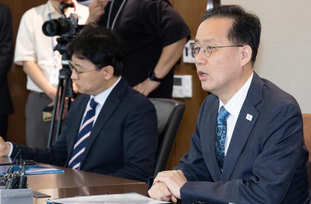 이형일 부총리 겸 재정경제부 장관이 28일 서울 중구 한국은행을 방문 신현송 총재와 면담하고 있다사진공동취재