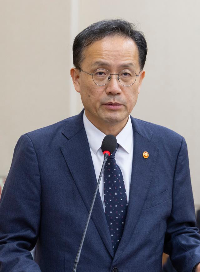 이형일 부총리 겸 재정경제부 장관이 28일 국회에서 열린 재정경제기획위원회 전체 회의에 출석해 정부가 입법을 추진하는 법안들에 대해 제안 설명하고 있다사진연합뉴스
