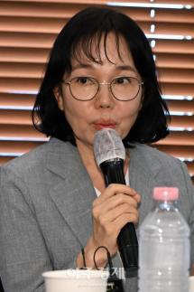 Song Gyeong-hee, presidenta de la Comisión de Protección de Datos Personales, realiza declaración de apertura en reunión con CEOs de las tres operadoras de telecomunicaciones