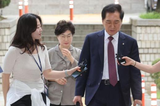 Fiscalía pide un año de cárcel para diputado Kim Ki-hyun por supuesta entrega de bolso de lujo a esposa del presidente