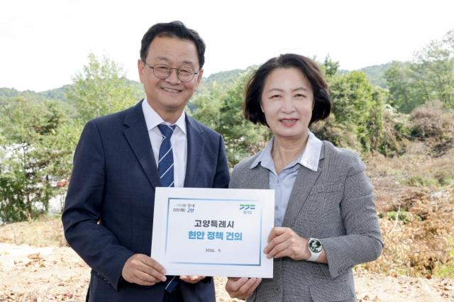 민경선 고양특례시장왼쪽이 추미애 경기도지사에게 고양특례시 현안정책건의서를 전달하고 있다 사진고양시