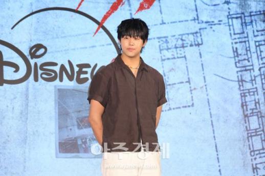 Lee Joon-soo adopta una pose en la rueda de prensa de Juego de las Atrapadas de Disney+