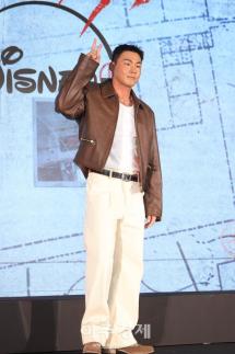Yang Da-il posa en la conferencia de prensa del reality show Squid Game de Disney+