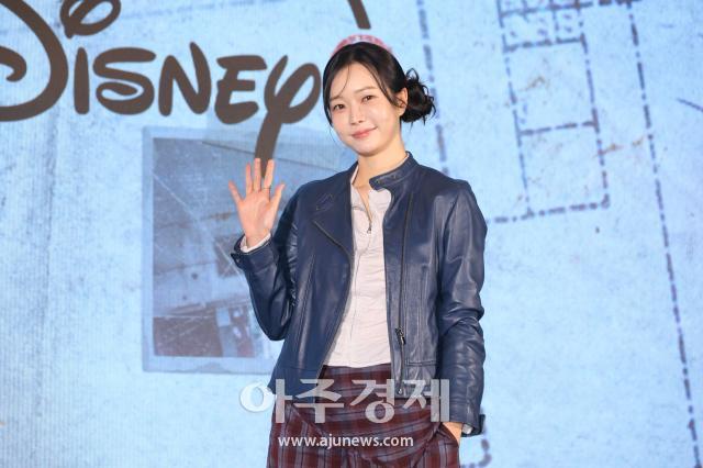 Park Ji-min luce sonrisa segura en conferencia de prensa de Juego de Etiqueta de Disney+