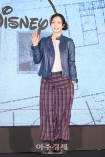 Park Ji-min posa para la rueda de prensa de Juego de roles, nuevo reality show de Disney+