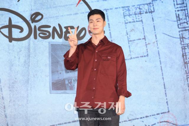 Malwang presenta solo la V en la rueda de prensa del programa original Juelagame de Disney+