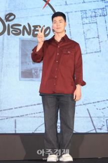 Mal Wang posa en la conferencia de prensa de producción de Juego de Persecución de Disney+