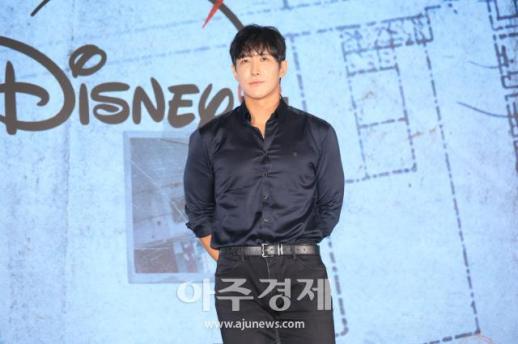 Hwang Jae-gyun luce su dieta perfecta en conferencia de prensa de Disney+