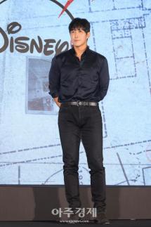 Hwang Jae-gyun posa para fotos en conferencia de prensa de Catch Me If You Can de Disney+