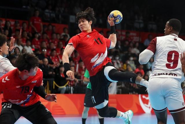 28일 일본 아이치현 이나자와 엔트리오에서 열린 2026 아이치·나고야 아시안게임 남자 핸드볼 준결승 대한민국과 카타르의 경기 한국 김태관이 공격을 시도하고 있다 사진연합뉴스