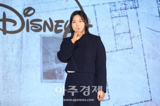 Jang Eun-sil posa para la cámara en presentación de Squid Game de Disney+