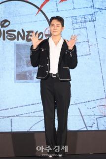 Kim Tol-tol posa para la cámara en la rueda de prensa de Juego de Persecución de Disney+