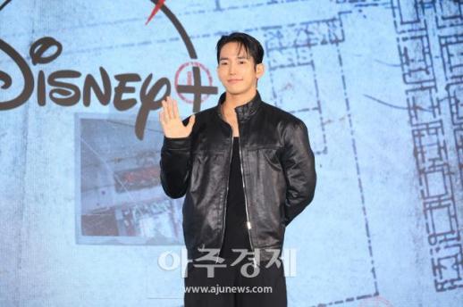 Yuk Jun-seo brinda sonrisa cálida en presentación de Catch Me If You Can de Disney+