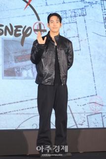Yuk Jun-seo posa en la presentación de Juego de Persecución de Disney+