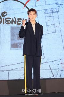 Yoon Sang-hyun posa en la conferencia de prensa de Juego de Persecución de Disney+