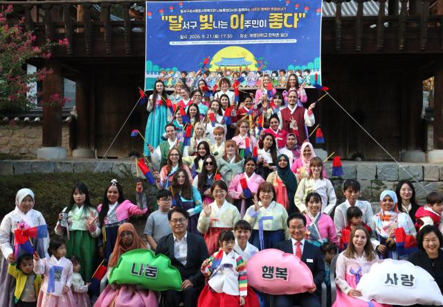달서구 성서종합사회복지관은 지난 21일 복지관 나눔 홍보대사와 함께하는 달서구 이주민 행복한 명절보내기 행사를 개최하고 기념사진을 촬영하고 있다사진성서종합사회복지관