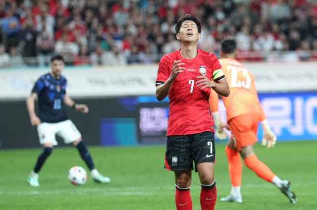28일 서울월드컵경기장에서 열린 축구 대한민국과 우루과이의 평가전 한국 손흥민이 슛을 한 뒤 아쉬워하고 있다 사진연합뉴스