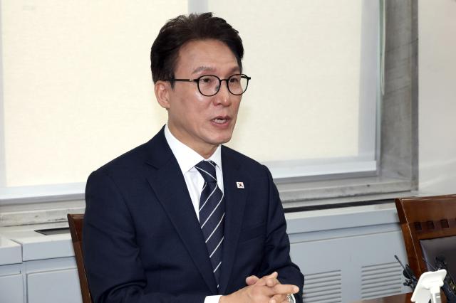 김민석 더불어민주당 대표가 지난 28일 국회에서 강신철 신임 국방부 장관을 접견하며 발언하고 있다사진연합뉴스